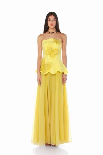 Vestido de noche amarillo con detalle de mariposa